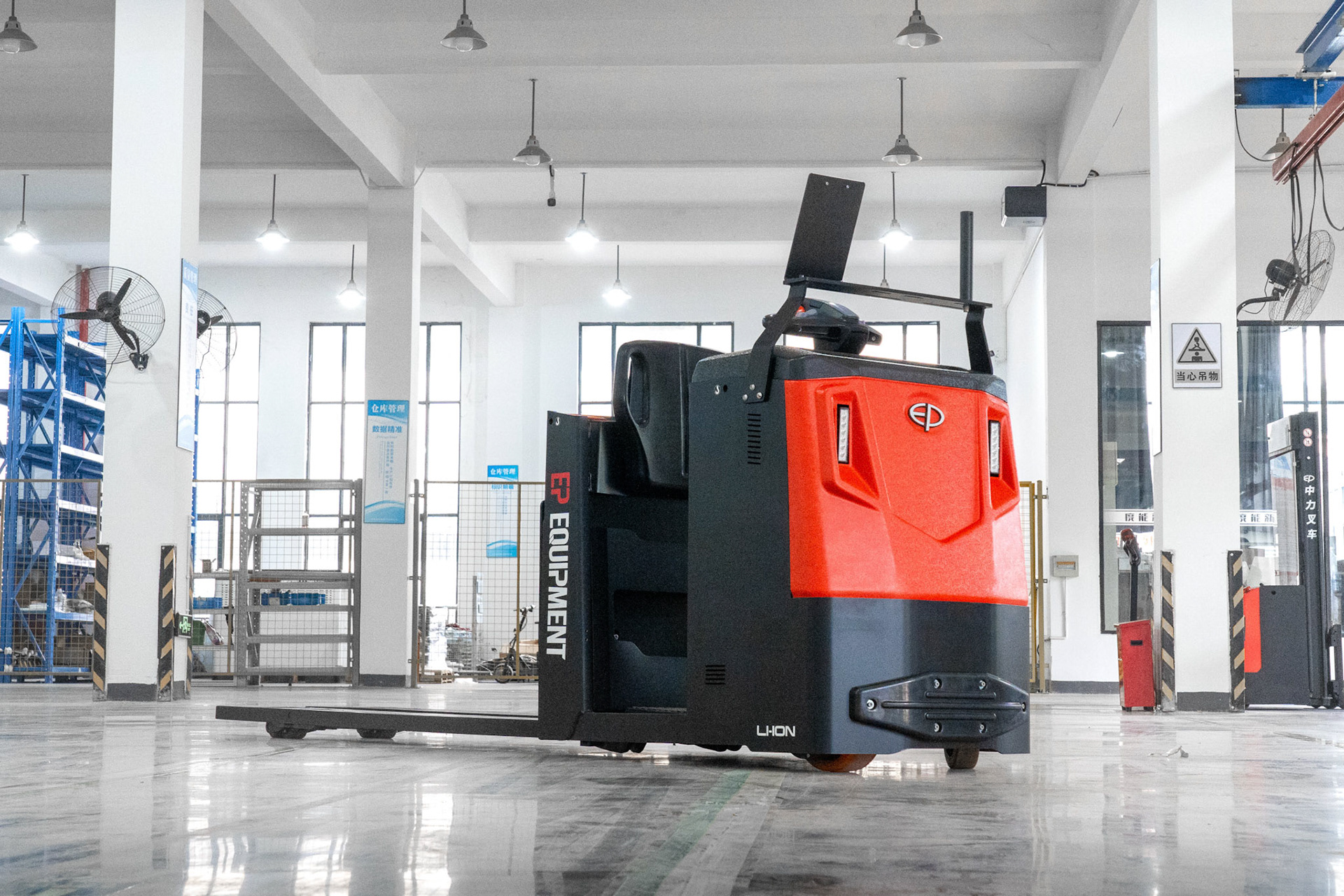 Der TPL251 von EP Equipment ist ein leistungsstarker Niederhub‑Kommissionierer mit 2.500 kg Tragfähigkeit. Ausgestattet mit wartungsfreiem Li‑Ion‑Akku, hoher Fahrgeschwindigkeit und ergonomischer Fahrerplattform ist er ideal für effiziente Kommissionierung und Langstreckentransporte im Lager.